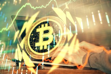 Arka planda bilgisayar üzerinde çalışan bir iş adamıyla engelleme temalı Hud. Kripto zinciri kavramı. Çift pozlama.