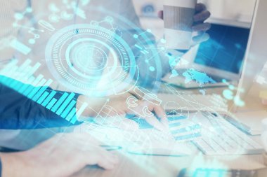 Arka planda dizüstü bilgisayar üzerinde çalışan işadamı çift pozlama. Önde uluslararası iş hologramı. Başarı kavramı.