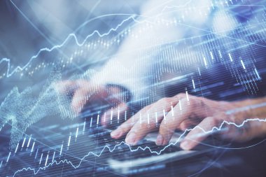 Arka planda ofiste bilgisayarda işadamı yazarak Forex grafiği. Analiz kavramı. Çift Pozlama.