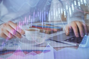 Arka planda ofiste bilgisayarda çalışan işadamı ile Forex grafiği. Sert çalışma kavramı. Çift Pozlama.