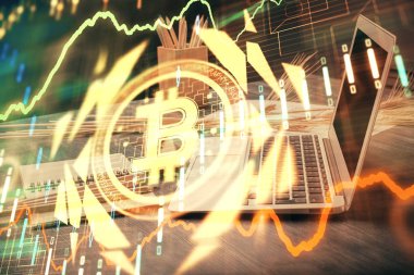 Engelleme zinciri ve kripto ekonomi temalı hologram ve bilgisayar geçmişi olan bir masa. Bitcoin kripto para kavramı.