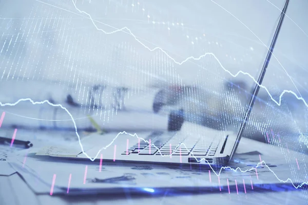 Forex Chart hologram az asztalon számítógépes háttérrel. Dupla expozíció. A pénzügyi piacok fogalma. — Stock Fotó