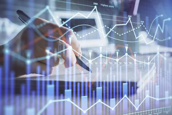 Finansiella diagram visas på kvinnans hand tar anteckningar bakgrund. Begreppet forskning. Dubbel exponering — Stockfoto