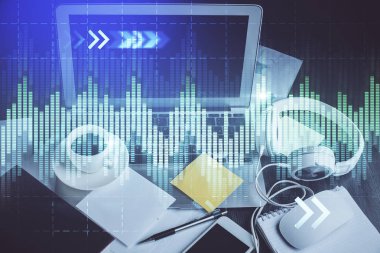 Finansal tablo çizimi ve arka planda bilgisayar olan bir tablo. Çifte maruziyet. Uluslararası pazarlar kavramı.