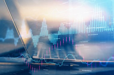 Masası ve kişisel bilgisayarı olan borsa grafiği. Çifte maruziyet. Mali analiz kavramı.