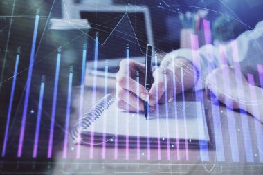 Forex tablosu WOMANS el notları arka plan alarak görüntülenir. Araştırma kavramı. Çift Pozlama