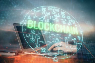 Arka planda bilgisayar üzerinde çalışan bir iş adamıyla engelleme temalı Hud. Kripto zinciri kavramı. Çift pozlama.