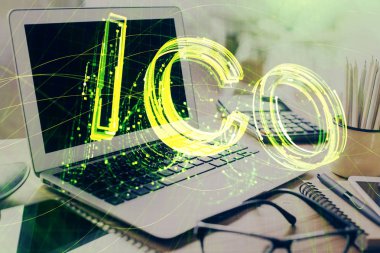 Engelleme zinciri ve kripto ekonomi temalı hologram ve bilgisayar geçmişi olan bir masa. Bitcoin kripto para kavramı.