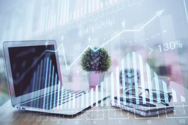 Masası ve kişisel bilgisayarı olan borsa grafiği. Çifte maruziyet. Mali analiz kavramı.