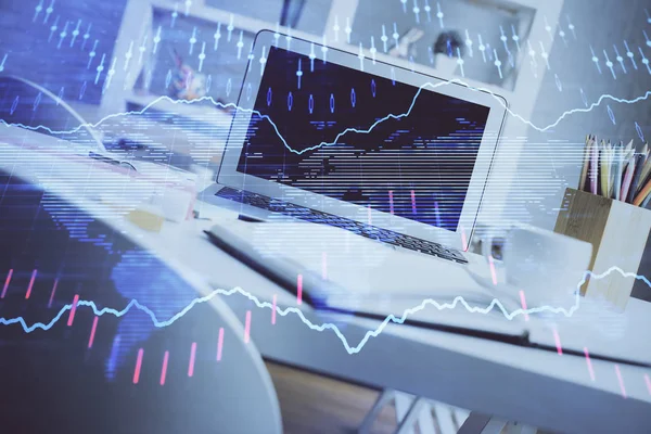 Holograma gráfico del mercado de valores dibujado en el fondo del ordenador personal. Exposición múltiple. Concepto de inversión. —  Fotos de Stock