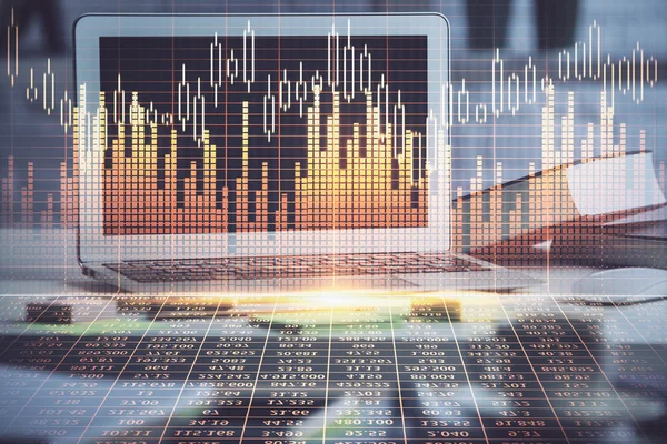 Multi-Exposition von Forex-Graph und Arbeitsraum mit Computer. Konzept des internationalen Online-Handels. — Stockfoto