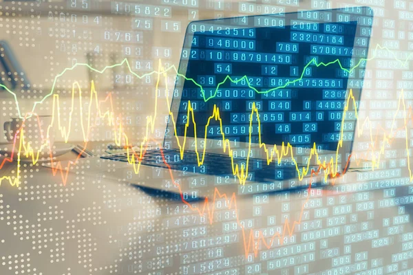 Ologramma del grafico del mercato Forex e personal computer sullo sfondo. Doppia esposizione. Concetto di investimento. — Foto Stock