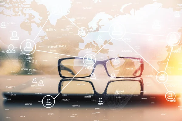 Sociaal netwerk thema tekening met bril op de tafel achtergrond. Concept van mensen media verbinding. Dubbele blootstelling. — Stockfoto