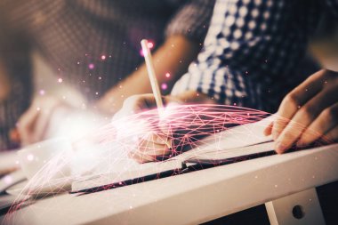 Adamın elleri notlar arka plan ile çalışıyor. Sosyal ağ kavramı.