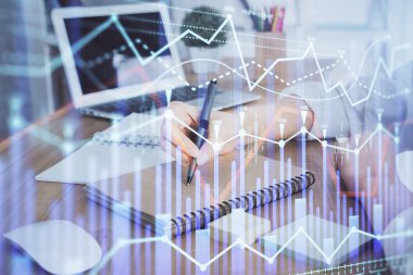 Kadın elinde görüntülenen finansal tablolar not ların arka planında yer alıyor. Araştırma kavramı. Çift pozlama