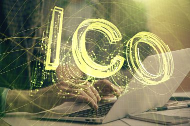 Arka planda bilgisayarla çalışan bir adamla engelleme temalı Hud. Kripto zinciri kavramı. Çift pozlama.