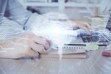 Adam klavyede beyin hologramıyla yazı yazıyor. Büyük Data kavramı. Çift pozlama.