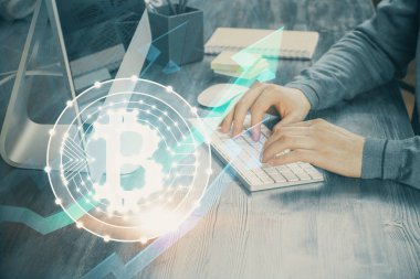 Arka planda bilgisayar üzerinde çalışan bir iş adamıyla engelleme temalı Hud. Kripto zinciri kavramı. Çoklu pozlama.