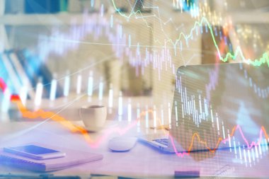 Kişisel bilgisayar arkaplanına çizilmiş borsa hologramı. Çoklu maruz kalma. Yatırım kavramı.