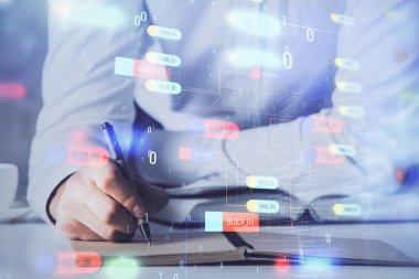 Teknoloji simgeleriyle beyaz gömlekli adam.