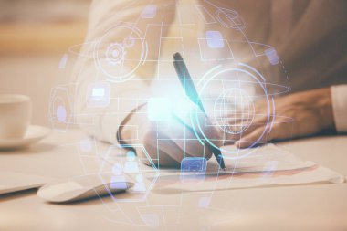 Adamın elleri notlar arka plan ile çalışıyor. Sosyal ağ kavramı.