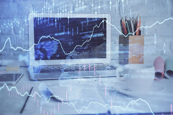 Tőzsdei grafikon a háttérben íróasztallal és személyi számítógéppel. Dupla expozíció. A pénzügyi elemzés fogalma. — Stock Fotó