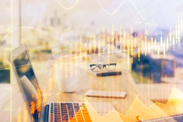 Börsendiagramm im Hintergrund mit Schreibtisch und PC. Doppelbelichtung. Konzept der Finanzanalyse. — Stockfoto