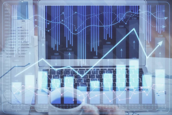 Grafico finanziario disegno colorato e tavolo con computer sullo sfondo. Doppia esposizione. Concetto di mercati internazionali. — Foto Stock