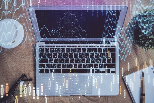 Multi exposition du graphique forex et de l'espace de travail avec ordinateur. Concept de trading en ligne international. — Photo