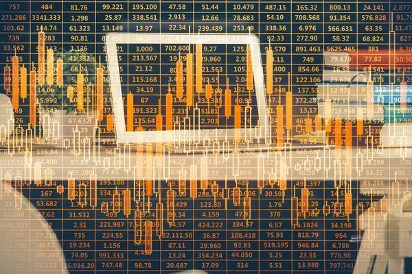 チャートや財務情報のマルチ露出とコンピュータの背景と作業スペース。国際オンライン取引の概念. — ストック写真