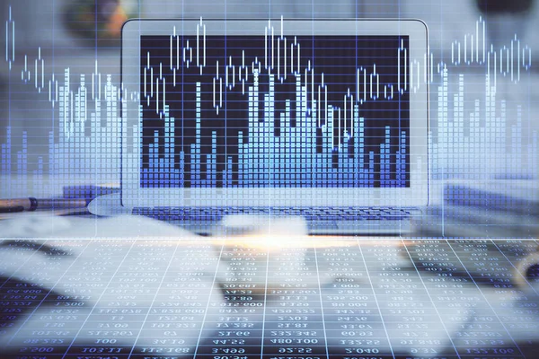 Multi-Exposition von Forex-Diagramm und Arbeitsbereich mit Computer. Konzept des internationalen Online-Handels. — Stockfoto