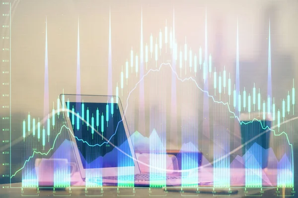 Tőzsdei diagram hologram rajzolva személyi számítógép háttér. Dupla expozíció. A beruházás fogalma. — Stock Fotó