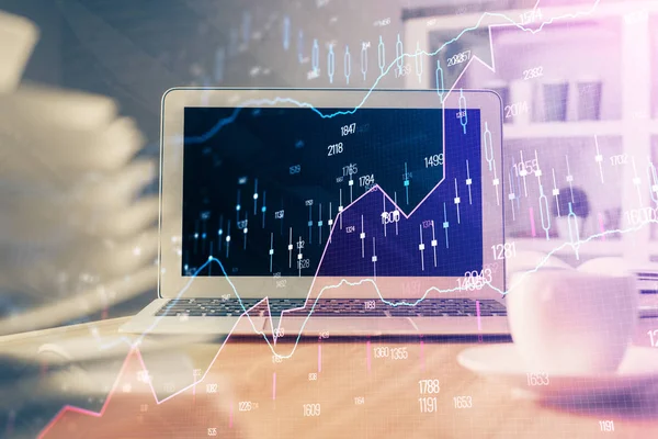 Holograma gráfico del mercado financiero y computadora personal en segundo plano. Exposición múltiple. Concepto de forex. — Foto de Stock