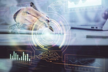 Veri teknolojisi hologramıyla arka planda kadının yazı eline birden fazla kez maruz kalmış. Yenilik kavramı.