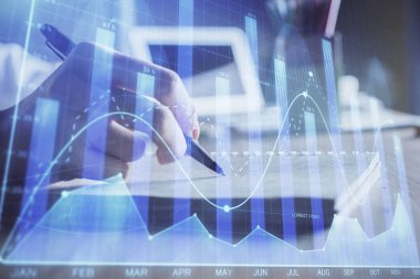 Kadın elinde görüntülenen finansal tablolar not ların arka planında yer alıyor. Araştırma kavramı. Çift pozlama