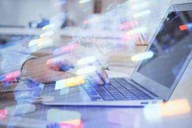 Teknoloji temalı dizüstü bilgisayarla çalışan bir iş adamı. Büyük veri kavramı. Çift pozlama.