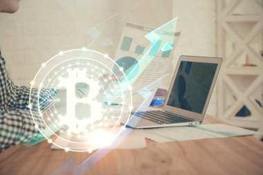 Arka planda bilgisayar üzerinde çalışan bir iş adamıyla engelleme temalı Hud. Kripto zinciri kavramı. Çoklu pozlama.