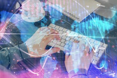 Arka planda dizüstü bilgisayar üzerinde çalışan işadamı çift pozlama. Önde uluslararası iş hologramı. Başarı kavramı.