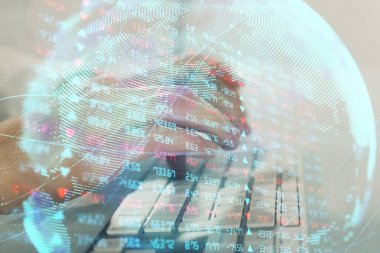 Arka planda dizüstü bilgisayar üzerinde çalışan işadamı çift pozlama. Önde uluslararası iş hologramı. Başarı kavramı.