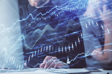 Arka planda ofiste bilgisayarda çalışan işadamı ile Forex grafiği. Analiz kavramı. Çift Pozlama.