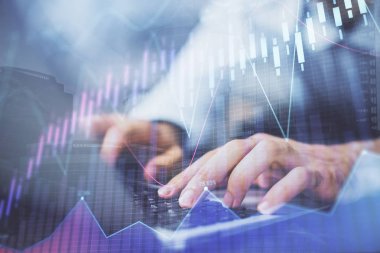 Arka planda ofiste bilgisayarda işadamı yazarak Forex grafiği. Analiz kavramı. Çift Pozlama.
