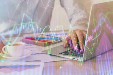 Arka planda ofiste bilgisayarda çalışan işadamı ile Forex grafiği. Sert çalışma kavramı. Çift Pozlama.