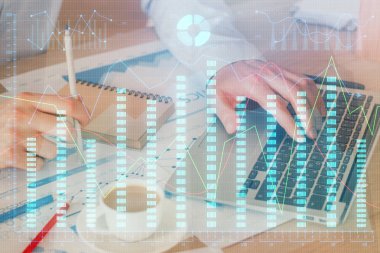 Arka planda ofiste bilgisayarda çalışan işadamı ile Forex grafiği. Sert çalışma kavramı. Çift Pozlama.