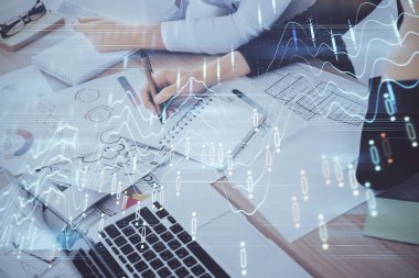 Bir kadın eller Not defteri hisse senedi piyasası hakkında bilgi yazma. Ön Forex grafik hologramlar. Araştırma kavramı. Çift Pozlama