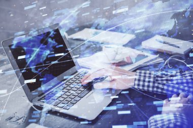 Teknoloji temalı hologramı olan bilgisayar geçmişi olan bir iş adamı. Yüksek teknoloji kavramı. Çoklu pozlama.