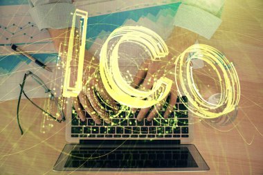 Arka planda bilgisayarla çalışan bir adamla engelleme temalı Hud. Kripto zinciri kavramı. Çift pozlama.