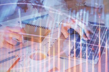 Arka planda ofiste bilgisayarda çalışan işadamı ile Forex grafiği. Sert çalışma kavramı. Çift Pozlama.