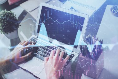 Arka planda ofiste bilgisayarda çalışan işadamı ile Forex grafiği. Sert çalışma kavramı. Çift Pozlama.