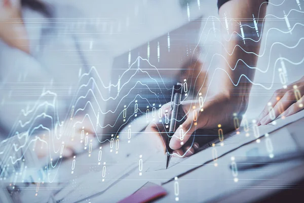 Une femme écrit des informations sur le marché boursier dans le bloc-notes. Hologrammes de graphique Forex devant. Concept de recherche. Double exposition — Photo