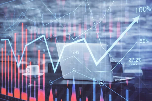 Masası ve kişisel bilgisayarı olan borsa grafiği. Çoklu maruz kalma. Mali analiz kavramı.